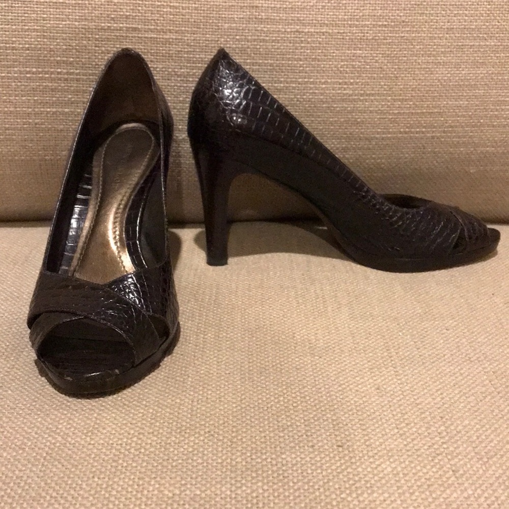 Sexy dark chocolate brown peep-toe pumps by Ann Taylor - sz 6